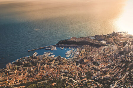 Откройте для себя преимущества жизни в Монако: высокий уровень безопасности, международное сообщество и высокий уровень жизни.