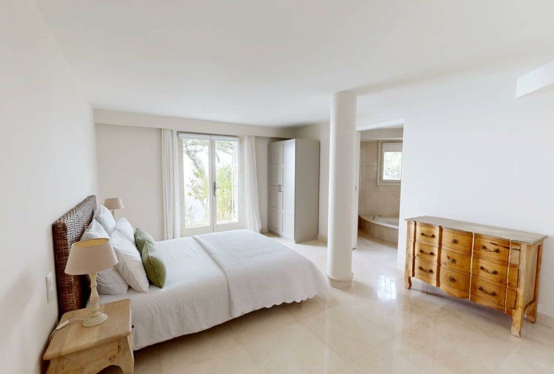 Elegant Provençal 5-Bedroom Villa with Sea View & Private Pool in Èze