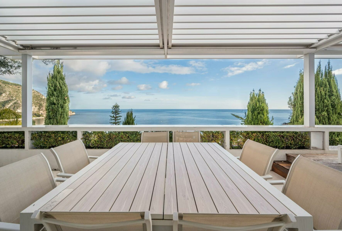 Современная вилла с видом на море