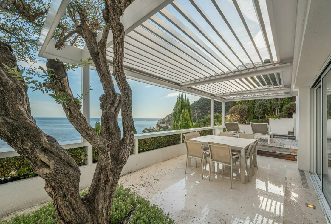 Современная вилла с видом на море