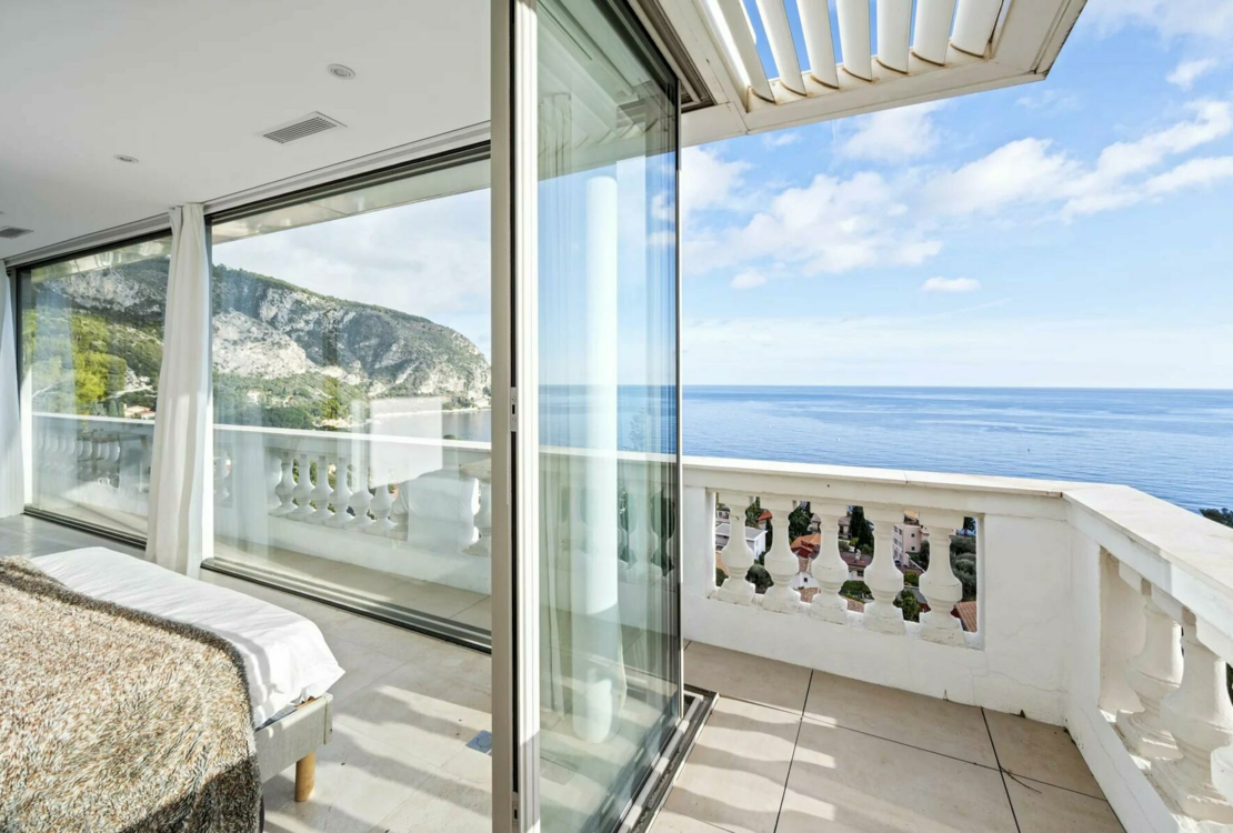 Современная вилла с видом на море