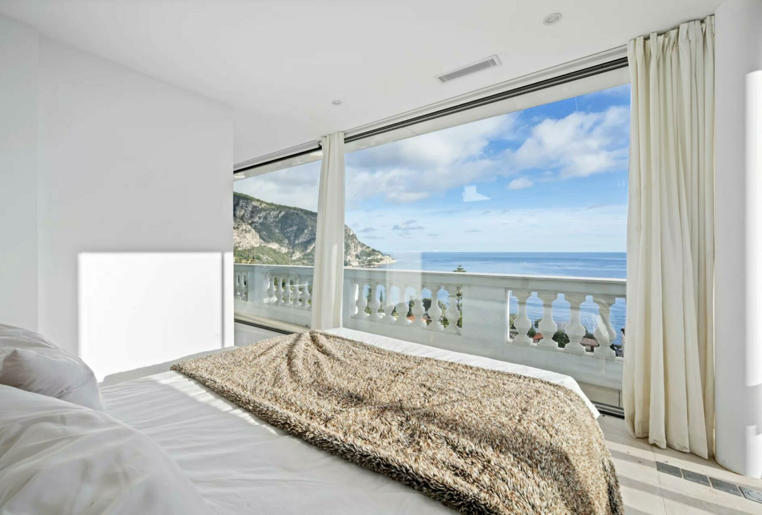 Современная вилла с видом на море