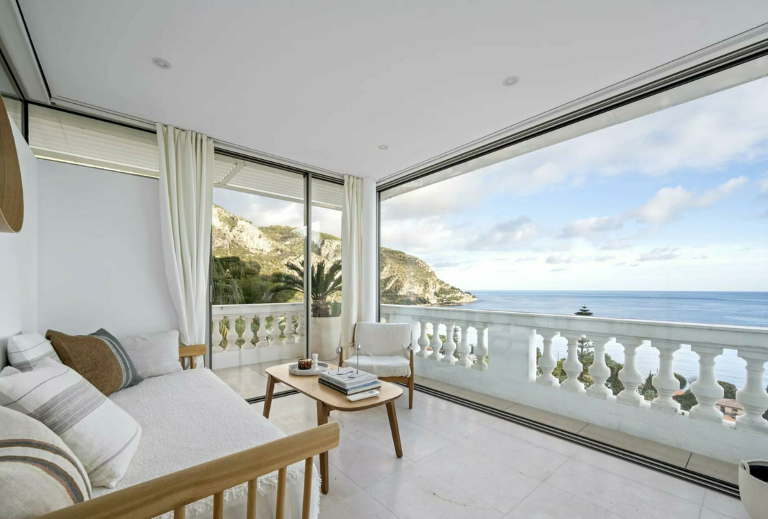 Современная вилла с видом на море
