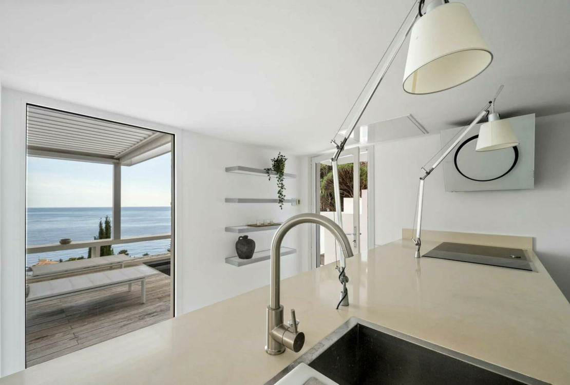 Современная вилла с видом на море