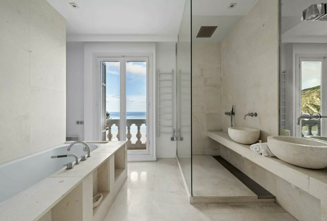 Современная вилла с видом на море