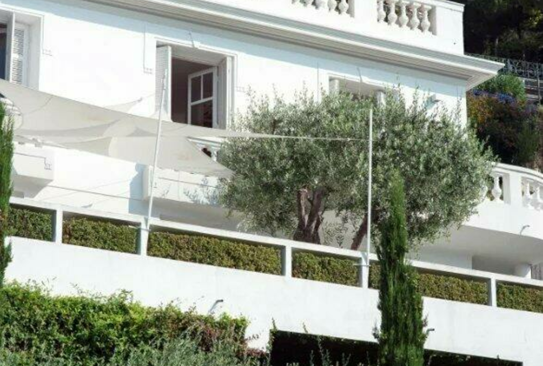 Современная вилла с видом на море