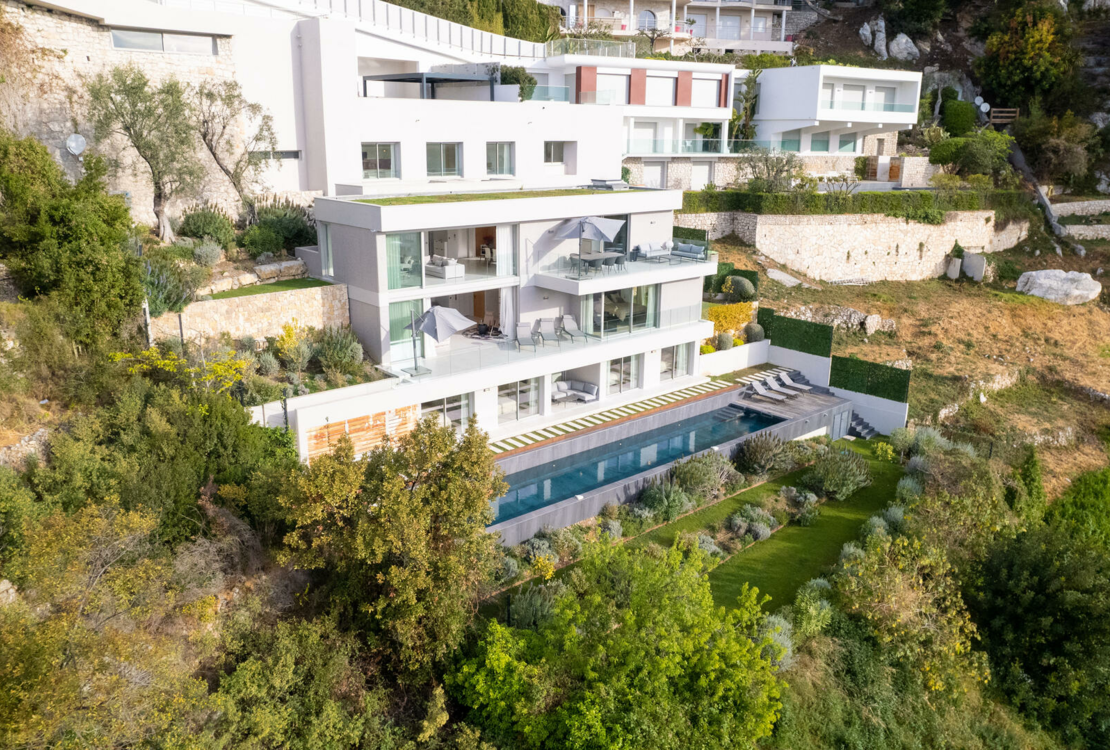 Villa contemporaine de 5 chambres avec des vues magnifiques et un espace de vie spacieux