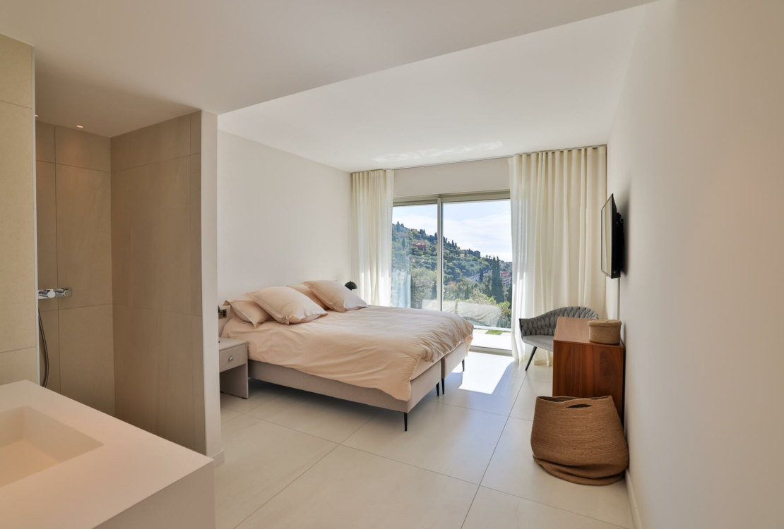 Villa contemporaine de 5 chambres avec des vues magnifiques et un espace de vie spacieux