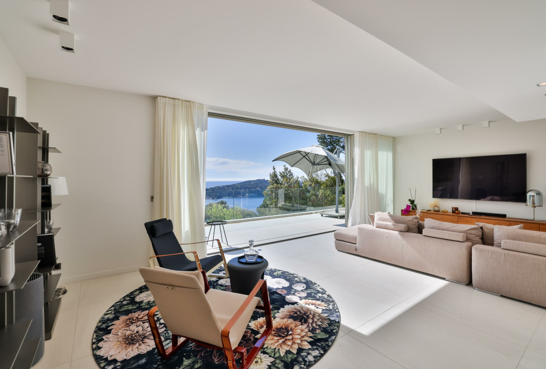 Villa contemporaine de 5 chambres avec des vues magnifiques et un espace de vie spacieux