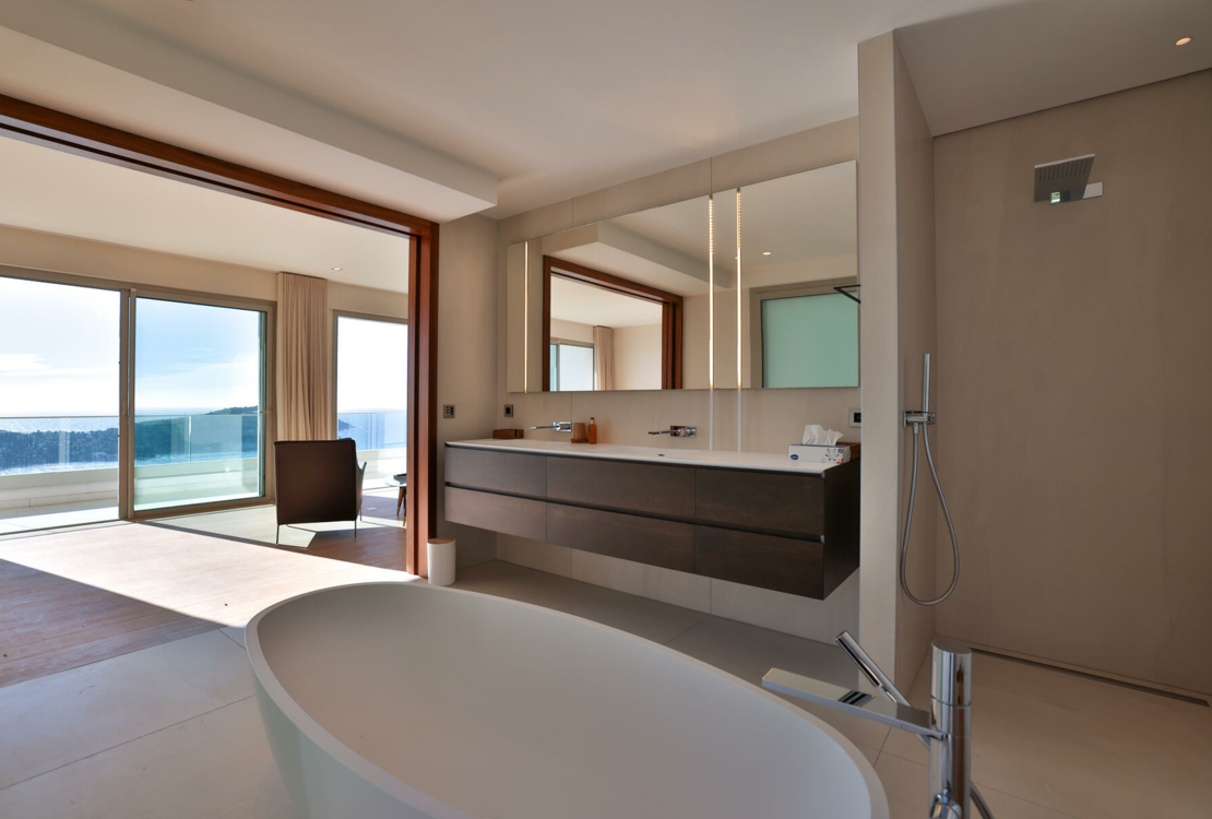 Villa contemporaine de 5 chambres avec des vues magnifiques et un espace de vie spacieux