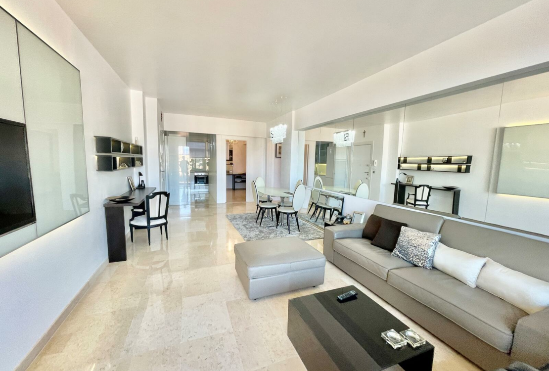 Hervorragende 4-Zimmer-Wohnung mit Terrasse und Panoramablick auf das Meer