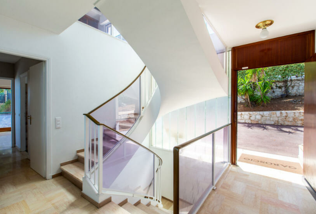 РОКБРЮН КАП МАРТЕН - ПОТРЯСАЮЩАЯ ВИЛЛА, СПРОЕКТИРОВАННАЯ АРХИТЕКТОРОМ