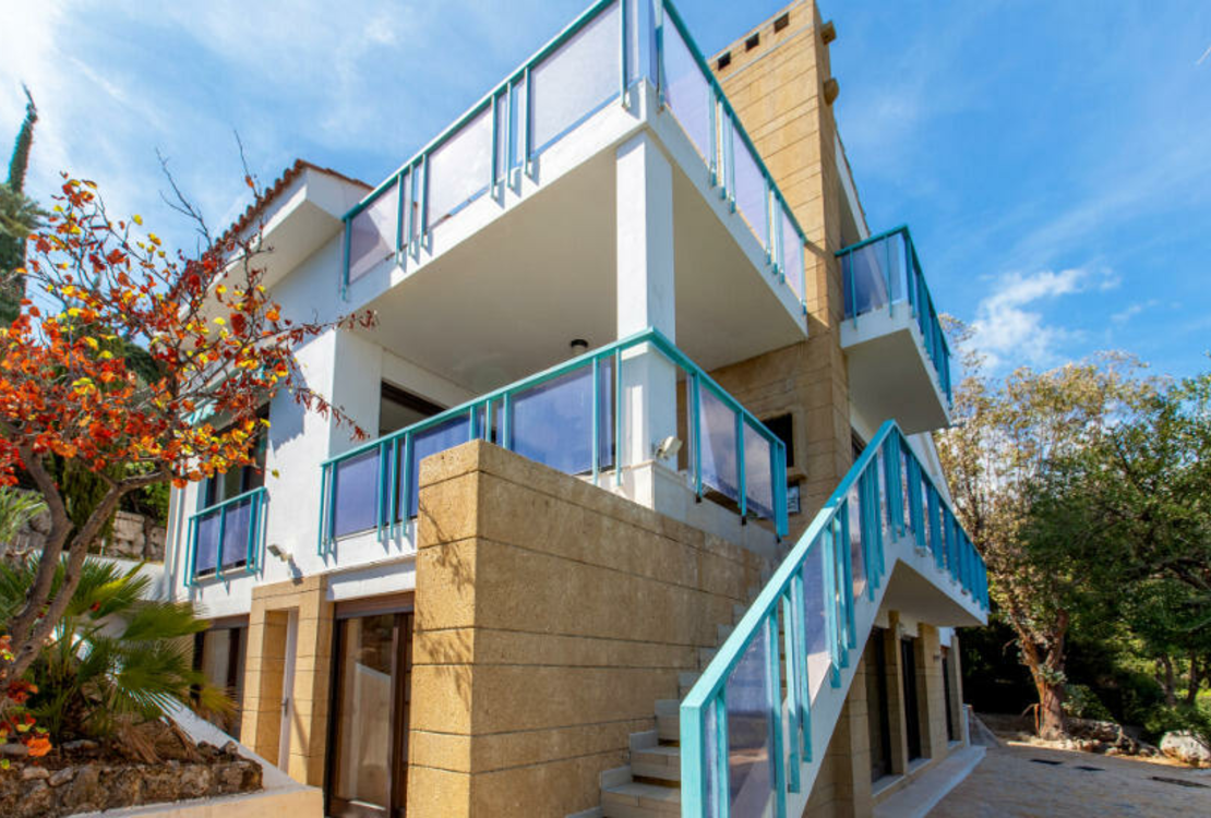 РОКБРЮН КАП МАРТЕН - ПОТРЯСАЮЩАЯ ВИЛЛА, СПРОЕКТИРОВАННАЯ АРХИТЕКТОРОМ